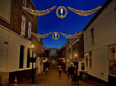 41108 Feestverlichting binnenstad met knipoog naar jeneverstad Schiedam - Guirlandes
